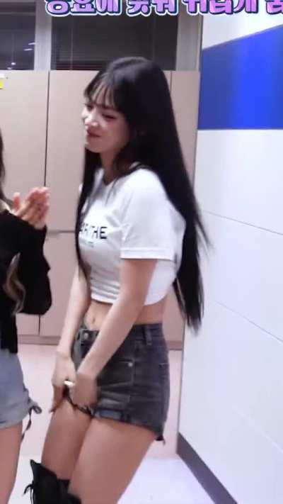 Fromis_9 - Chaeyoung showing off her tight body