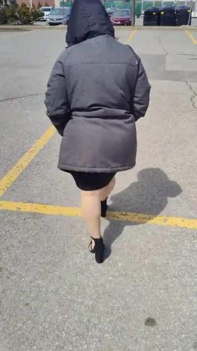 Big ass walk 🍑🍑🍑🔥🔥🔥😱😱😱