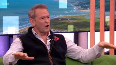 221108 STAYC Was Featured and Mentioned During an Interview With Alexander Armstrong Regarding His New Travelogue, “Alexander Armstrong in Korea” on BBC’s The One Show