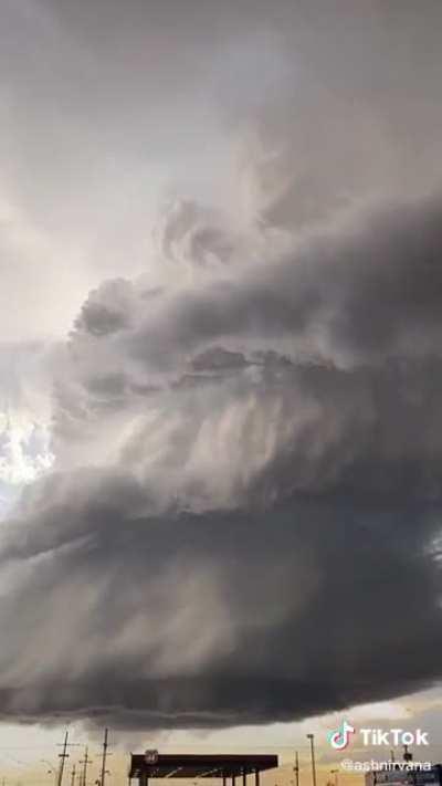 🔥 Somebody time-lapsed an anvil over a Texas gas station and I'm so psyched to see this