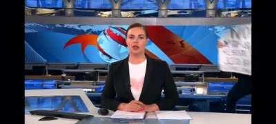 Protester breaks in during live news in Russia's main channel