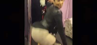 A classic clip of deelishis boucing her ass 