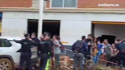 Lanzan insultos y piedras al rey de España, durante su visita a la zona de desastre en Valencia.