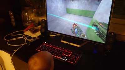 2 years old plays Half-Life