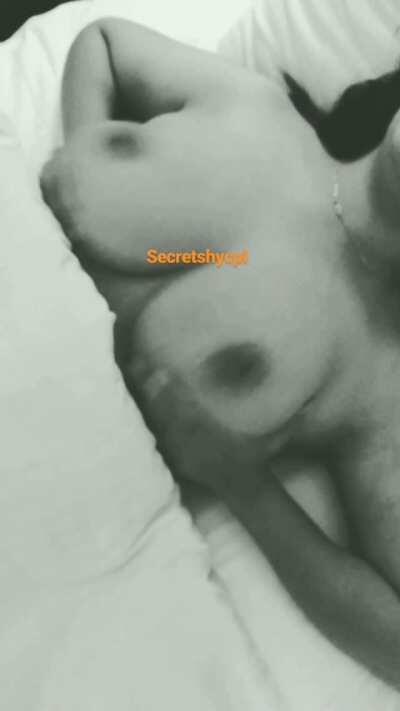 Titty play (f)