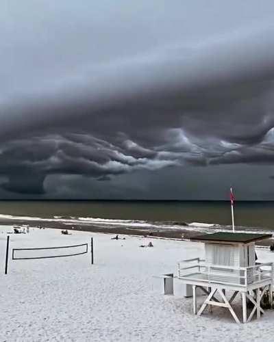 🔥 the clouds look creepy