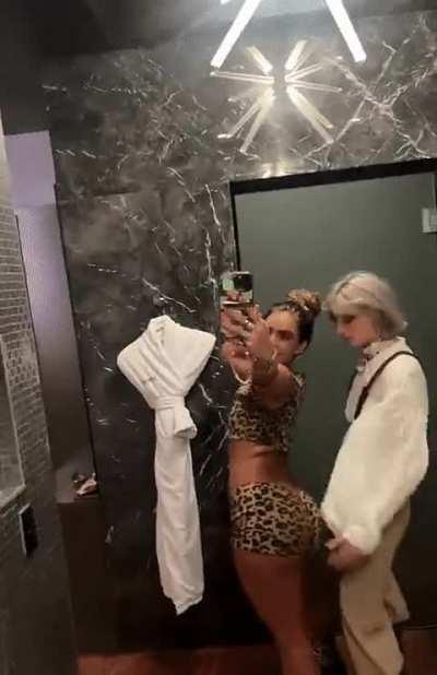 Sommer | in bathroom with her friend | Snapchat | October 2023