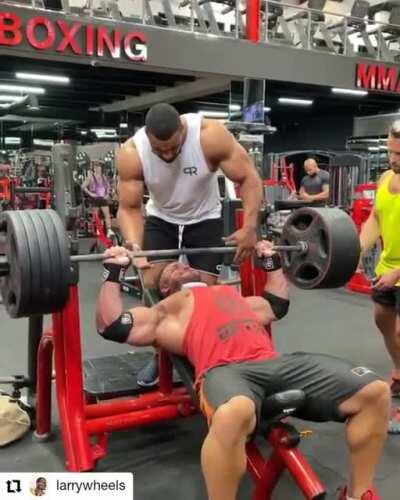 Bodybuilder tearing his pectoral tendon off his bone