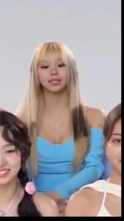 Chaeyoung little cleavage 