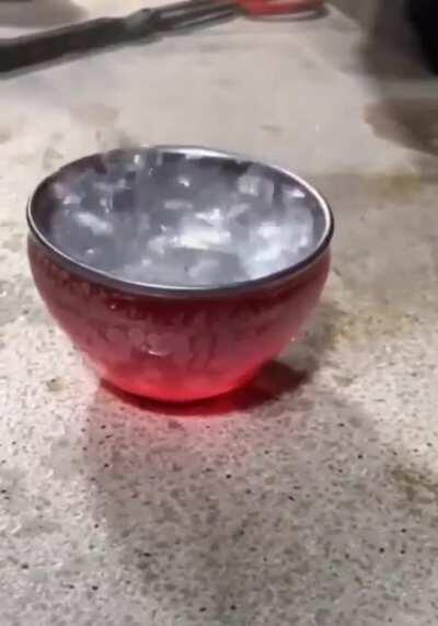 How this pot changes colour as it cools.