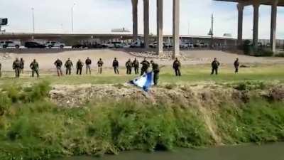 Venezolanos tratando de entrar ilegalmente a EE.UU (ft. bandera tricolor y Simón Bolívar revolcándose en su tumba)