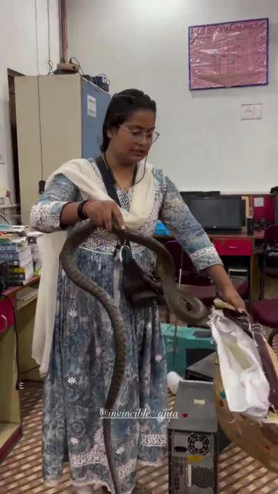 This woman is called to fix the &quot;cables&quot; of a computer in a school in India