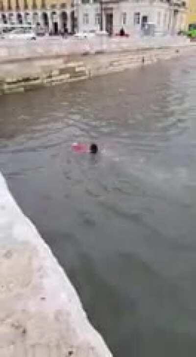 Passing by Hero saves old man from drowning (bystanders were only watching and filming) 12 Dec 2020