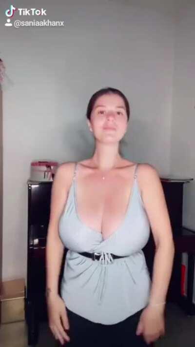 I think she skipped the bra🤣