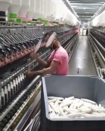 Taking bobbins off a spinning frame