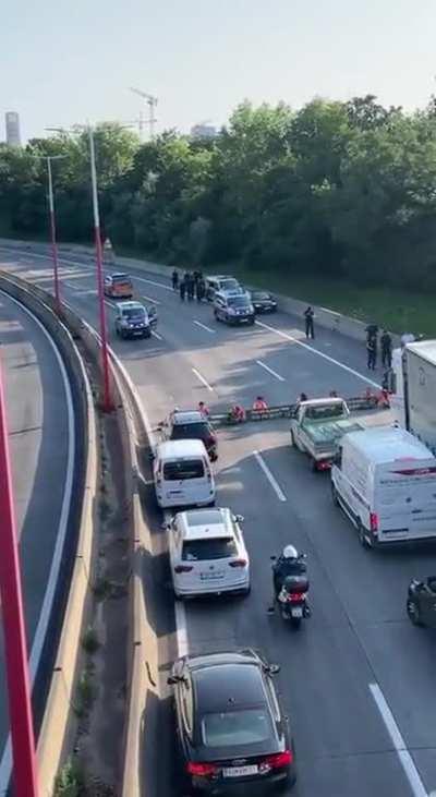 So kann eine Rettungsgasse trotz Straßenblockade funktionieren.