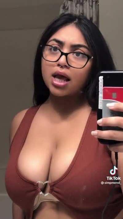 (simpmend_) big boobs latina