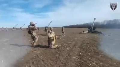 Artillery units from the 128th Mountain Assault brigade shelling Russian positions 🤘🇺🇦