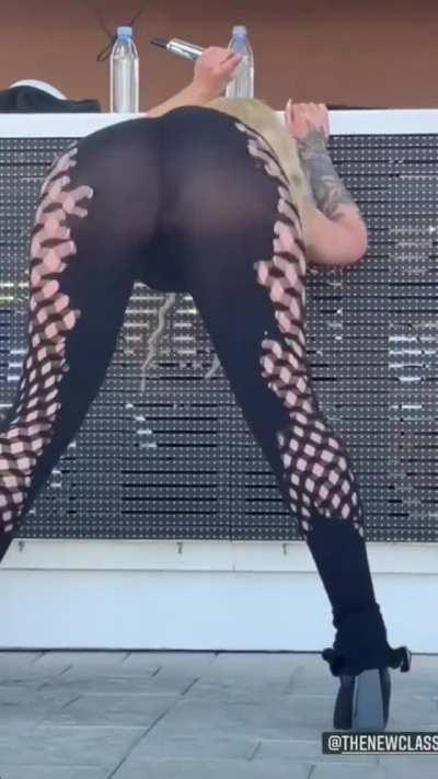 Iggy Azalea shaking her fat ass