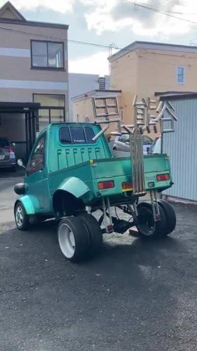 You’ve never seen a Daihatsu Midget II go this hard.