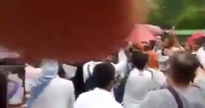 A mob shouting &quot;Jab mulle kaate jaayenge, Ram Ram chillayenge&quot; in New Delhi.