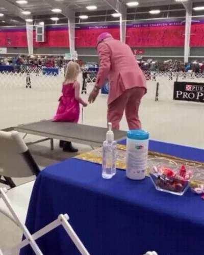 Judge at a Dog Show Invites a Little Girl With Autism to Show Her Stuffed Puppy Like a Real Dog