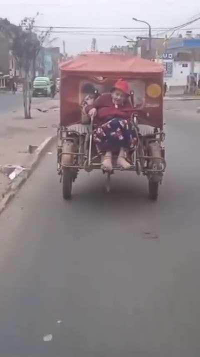 La abuela cuida la retaguardia