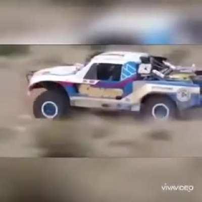 Independent Suspension vs Solid Axles Suspension [r/gifs by u/Ghulam_Jewel]