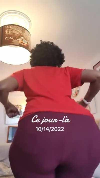 Curvy Aunty Dancing