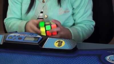 A three year old girl sloves rubik's cube in 47 seconds