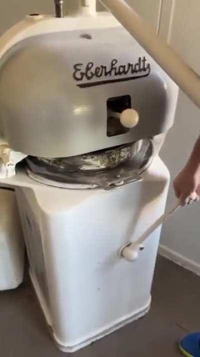 This machine making balls