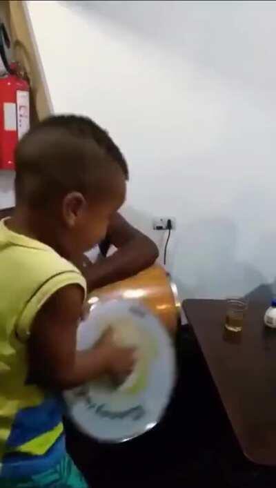 Olha essa criança tocando o pandeiro!