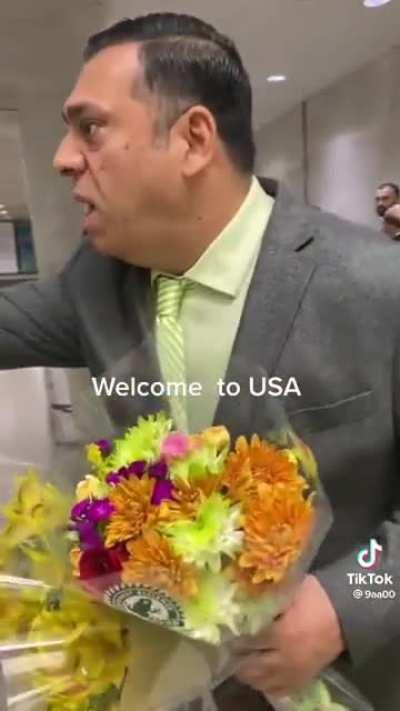 Ishaq Dar at a US airport (Warning: Strong language)