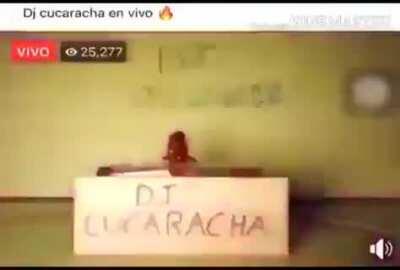 DJ cucaracha pinchando un temazo PogU