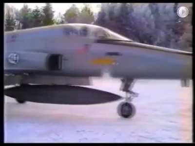 fighter jet towing a sledge video 336 sqn RNoAF