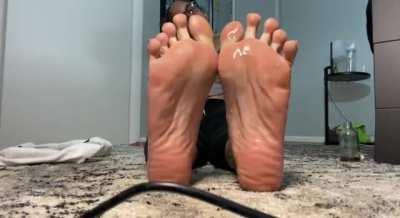 Kaitlyn’s cute meaty lightskin soles🫣🔥