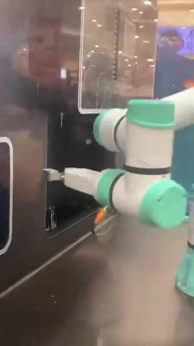 This robot has OCD when making ice cream