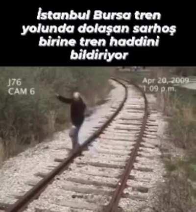 Tren yolunda dolaşan sarhoşa tren haddini bildiriyor