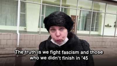 Two Russian pedestrians were asked if they remember why Ukrainians are dying.