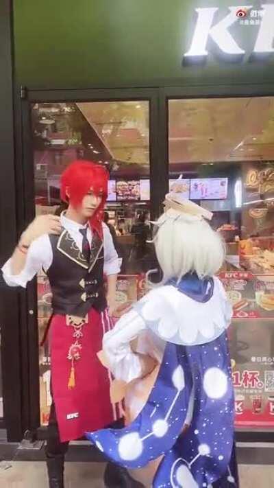 Paimon gets kidnapped [Paimon x Diluc KFC Cosplay]