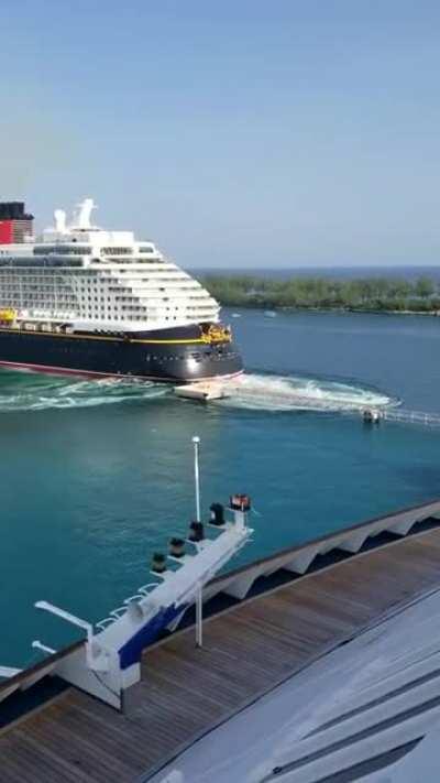 Disney Dream reverses into mooring jetty