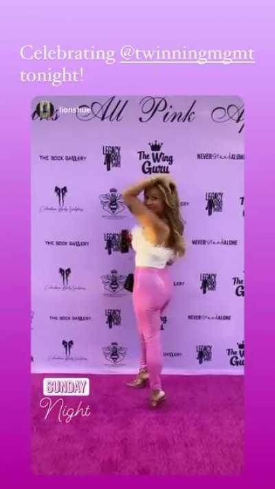 Kaylas ass in Pink leather pants😍