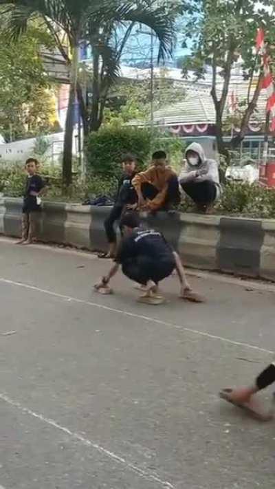 The way they shift the wooden blocks in this race