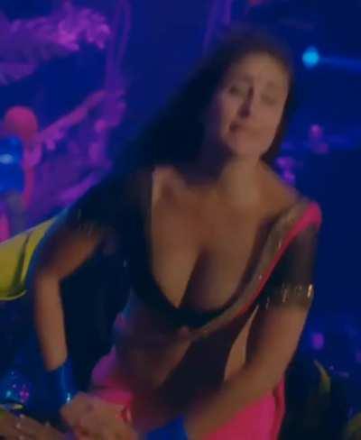 Kareena Kapoor downblouse jiggle