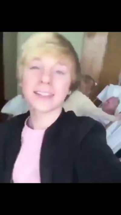 teen makes his grandpa's deathbed a vine show