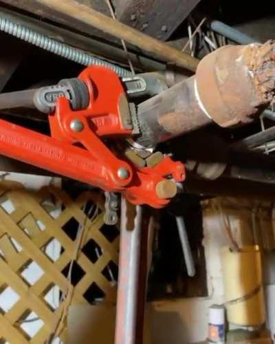 Compound leverage pipe wrench