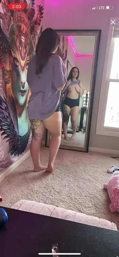 Tiktok live-streamer flashes the mirror