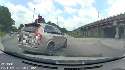 Volvo car cut queue, spitting and ran a red light.