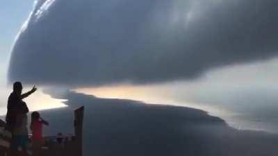 🔥 A stunning roll cloud moving over Lake Michigan recorded by Ken Temple.