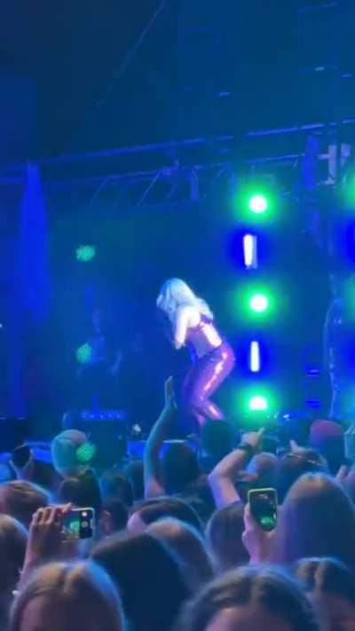 Bebe Rexha floored after fan throws a phone during NYC concert. via @captiv_8_